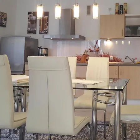 Dom wakacyjny Large, Comfortable Villa, Private Garden *