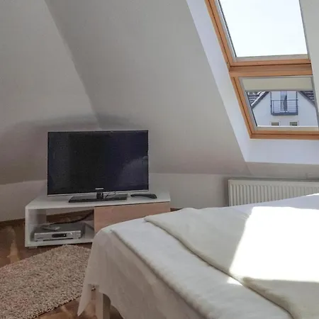 Large, Comfortable Villa, Private Garden Ferienhaus
