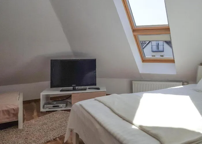 Large, Comfortable Villa, Private Garden Casa vacanze