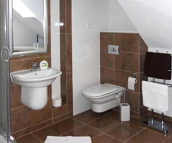 Large, Comfortable Villa, Private Garden Casa vacanze