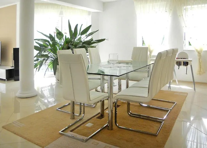 Large, Comfortable Villa, Private Garden *